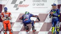 Ekspresi Maverick Vinales (tengah), Valentino Rossi (kanan), dan Andrea Dovizioso di podium MotoGP Qatar, Minggu (26/3/2017). (EPA/NOUSHAD THEKKAYIL)