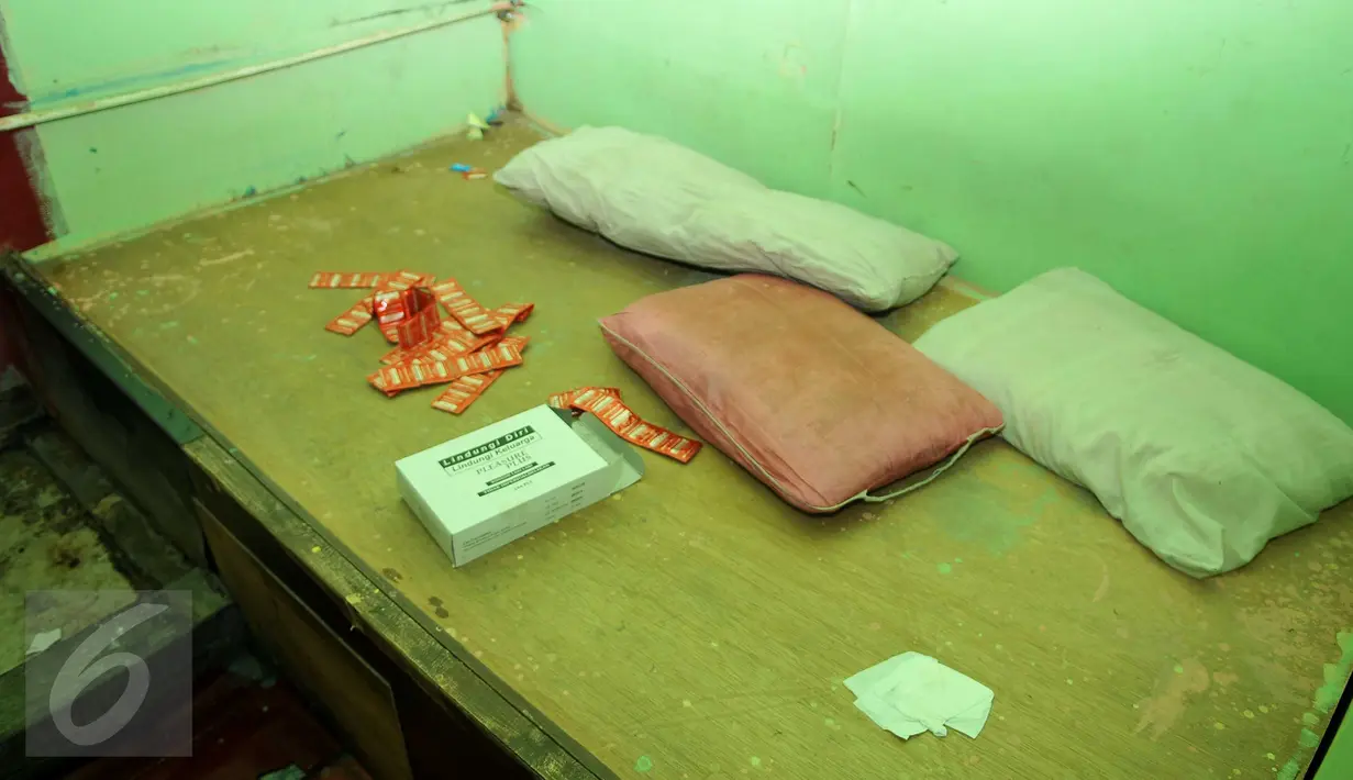 Alat kontrasepsi terlihat di salah satu kamar di sebuah kafe yang mulai ditinggalkan di kawasan Kalijodo, Jakarta, (18/2). Lokalisasi itu mulai ditinggalkan penghuni sejak berkembangnya wacana penggusuran kawasan Kalijodo. (Liputan6.com/Gempur M Surya)
