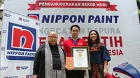 Nippon Paint Indonesia memecahkan rekor MURI Indonesia untuk kategori "Pengecatan Gapura Merah Putih Terbanyak”, Senin (20/8).