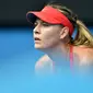 Petenis Rusia Maria Sharapova saat bertanding melawn Eugenie Bouchard dari Kanada pada tenis Australia Terbuka 2015 di Melbourne 27 Januari 2015. Maria Sharapova menyatakan pensiun pada Rabu 26 Februari 2020. (AFP/Paul Crock)