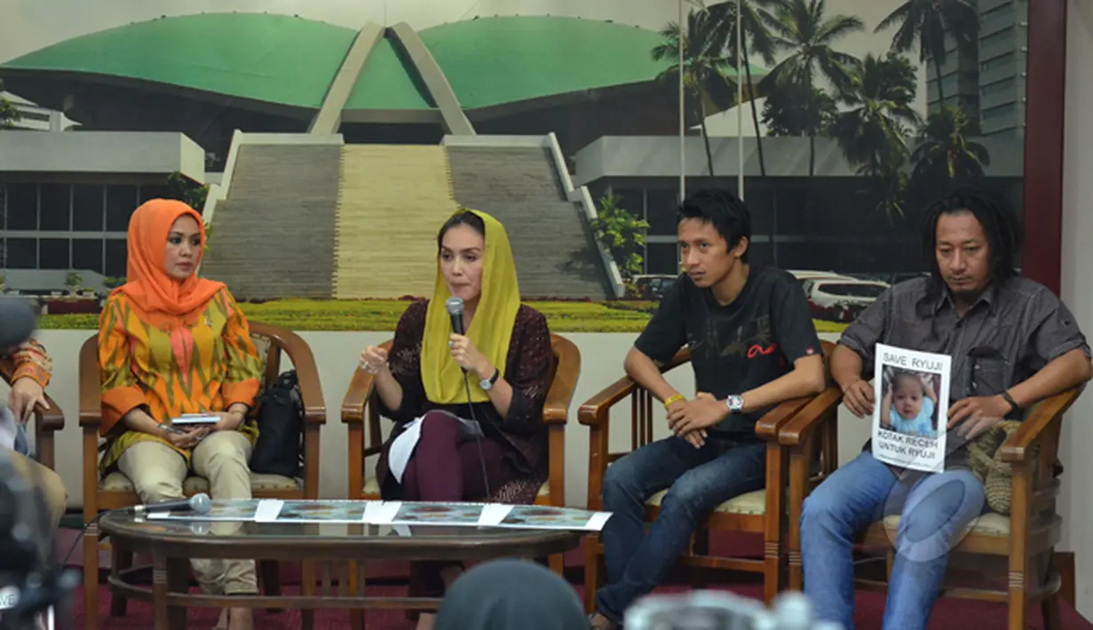 Rieke menjelaskan jika bayi Ryuji dioperasi maka biaya harus ditanggung oleh negara. RSCM dan BPJS Kesehatan harus berkoordinasi secara intensif, Jakarta, Jumat (6/2/2015). (Liputan6.com/Andrian M Tunay)