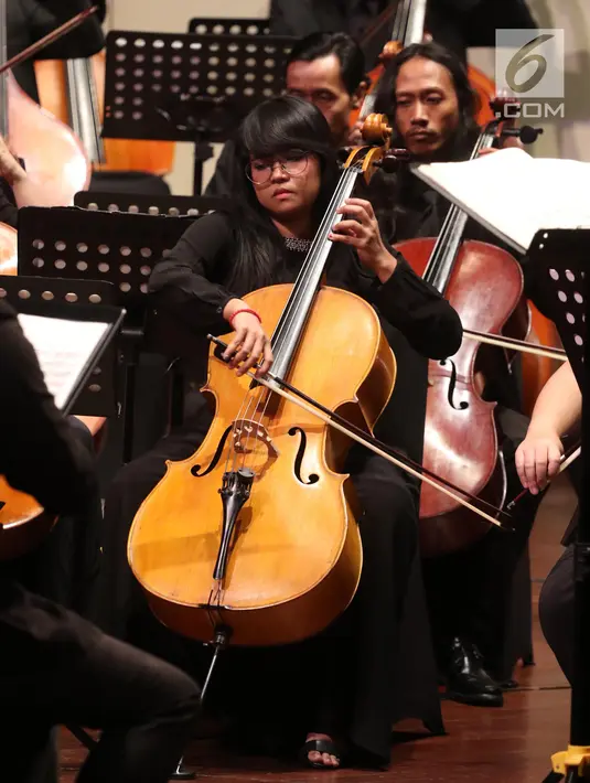 Pemain orkestra menghayati saat tampil dalam konser JCP di Taman Ismail Marzuki, Jakarta, Rabu (16/5). Tiga karya komposer yang ditampilkan dalam konser ini adalah Bedrich Smetana, Claude Debussy, dan Alexander Arutiunian. (Liputan6.com/Arya Manggala)