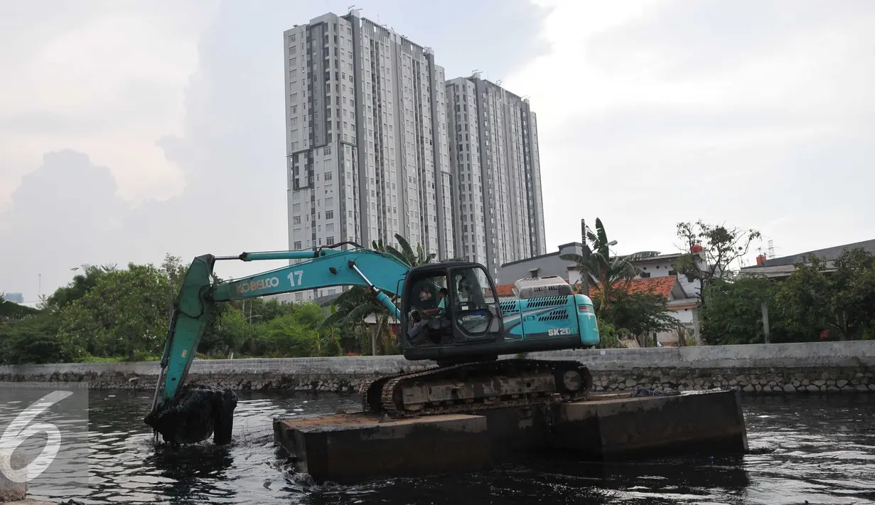Petugas mengoperasikan eskavator untuk mengeruk lumpur di Kali Sunter Podomoro, Jakarta, Jumat (4/12). Pemprov DKI bersama Kementrian PU melakukan pembebasan bantaran sungai. (Liputan6.com/Gempur M Surya)