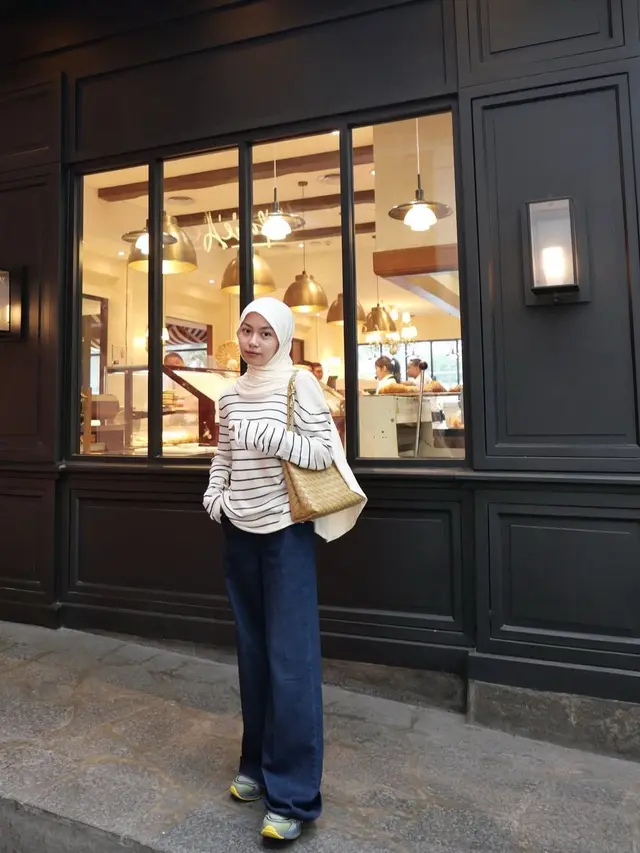 Gaya Striped Outfit ala Tsana Rintik Sedu (Instagram/@ntsana)