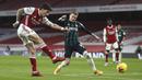 Bek Arsenal, Hector Bellerin (kiri) melepaskan tendangan yang berbuah gol ketiga timnya ke gawang Leeds United dalam laga lanjutan Liga Inggris 2020/21 pekan ke-24 di Emirates Stadium, London, Minggu (14/2/2021). Arsenal menang 4-2 atas Leeds United. (AP/Catherine Ivill/Pool)