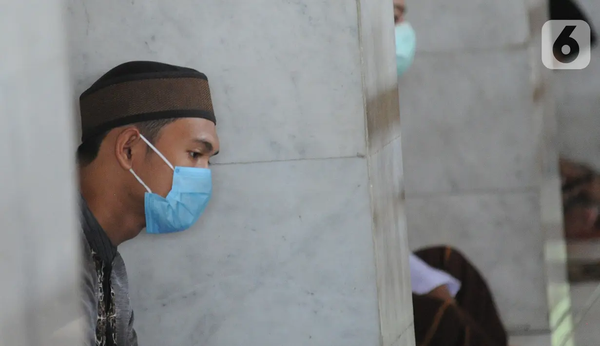 Warga mendengarkan khutbah salat Jumat di Masjid Raya Cinere, Depok, Jumat (5/6/2020). Umat muslim di sejumlah wilayah Jabodetabek menunaikan salat Jumat perdana dengan menerapkan protokol pencegahan COVID-19 setelah dua bulan kegiatan ibadah di masjid ditiadakan. (merdeka.com/Arie Basuki)