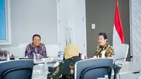 Bupati Jember Hendy Siswanto (Kanan) memberikan penjelasan  kepada Menteri Kelautan dan Perikanan RI  Sakti Wahyu Trenggono untuk wujudkan 1000 kampung perikanan (Istimewa)