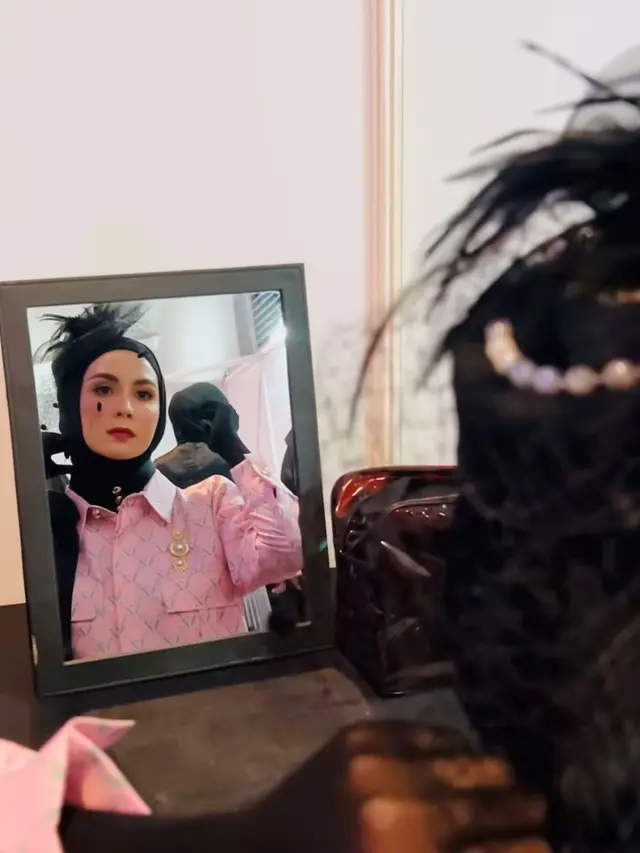 6 Gaya Glamor Arumi Bachsin Jadi Muse di Fashion Show Vivi Zubedi, Melenggang Anggun dengan Balutan Black-Pink