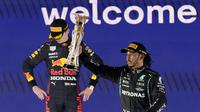 Pembalap Mercedes AMG Petronas, Lewis Hamilton, berhasil menaklukkan Max Verstappen dalam perebutan podium pertama pada Formula 1 GP Arab Saudi di Jeddah Corniche Circuit, Senin (6/12/2021). (AP/Hassan Ammar)