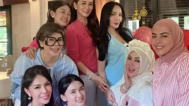 Syahrini Mendapat Kejutan Bridal Shower dari Para Sahabat. [@ingedino]