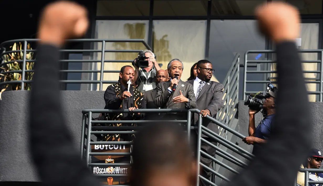 Aktivis kulit hitam Al Sharpton (tengah) berorasi saat menggelar aksi protes di luar acara Piala Oscar 2016 di Hollywood , Minggu (28/2). Perhelatan Oscar kali ini menuai kecaman karena para nominator semuanya berkulit putih. (REUTERS/Stuart Palley)