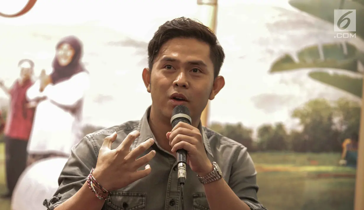 Penyanyi soundtrack film Guru Ngaji, Cakra Khan memberi keterangan saat jumpa pers di Jakarta, Senin (19/2). Dalam film ini, Cakra Khan menyanyikan soundtrack berjudul 'Jangan Mudah Putus Asa'. (Liputan6.com/Faizal Fanani)