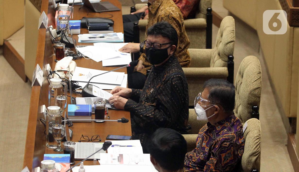 Menteri Pendayagunaan Aparatur Negara dan Reformasi Birokrasi (PANRB) Tjahjo Kumolo mengikuti rapat kerja dengan Komisi II DPR di Kompleks Parlemen, Senayan, Jakarta, Rabu (24/3/2021). Rapat kerja tersebut membahas rekrutmen CPNS tahun 2021. (Liputan6.com/Angga Yuniar)