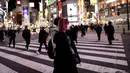 <p>Orang-orang yang memakai masker berjalan di distrik Shibuya di Tokyo (19/1/2022). Pemerintah Jepang menyetujui pembatasan virus corona baru di sebagian besar negara, termasuk ibu kota untuk memerangi rekor infeksi yang dipicu oleh varian Omicron. (AFP/Behrouz Mehri)</p>