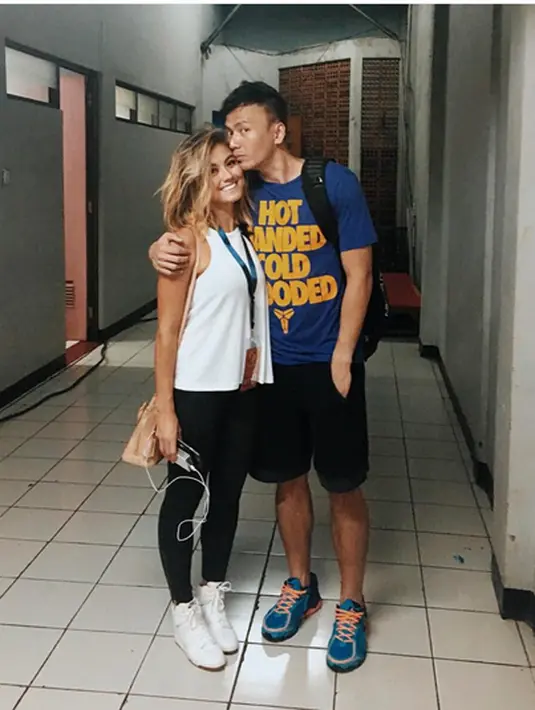 Merasa gerah dengan ramainya pemberitaan mengenai busana yang dikira pre wedding yang heboh, membuat perancang kondang tersebut merasa repot. Anne menjawab bahwa itu foto lama, dan tergantung riomotret kapan mau mengeluarkan. (Instagram/saputrawijaya)