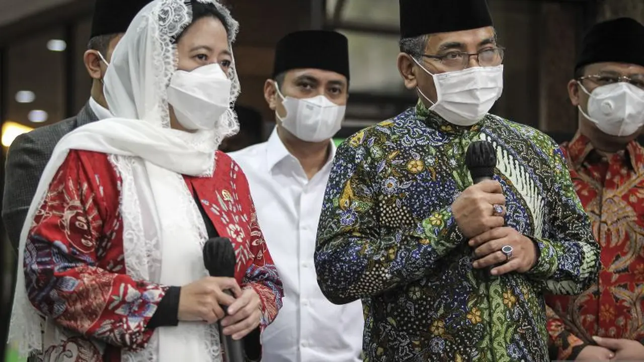 Ketua Umum Pengurus Besar Nahdlatul Ulama (PBNU) Yahya Cholil Staquf (kanan) bersama Ketua DPR Puan Maharani (kiri) (ANTARA FOTO/Dhemas Reviyanto/nym)