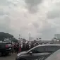 Lalu lintas di Tol Dalam Kota lumpuh imbas demo Apdesi di Depan Gedung DPR. (Liputan6.com/Radityo Priyasmoro)