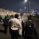 Ramai-ramai Warga Jalan Kaki di Jalur Langit karena TransJakarta Mogok