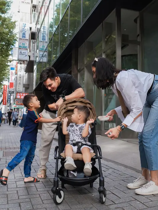 Penampilan perempuan yang biasa disebut Mama Pau itu mencuri perhatian warganet. Paula terlihat kembali langsing bak anak gadis. Banyak yang memuji penampilan Paula. [Instagram/paula_verhoeven]