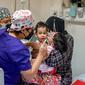 Bayi kembar siam perempuan dempet dada dan perut berusia 11 bulan asal Sukabumi, Jawa Barat, Zahira dan Zaina bersiap menjalani operasi pemisahan di Rumah Sakit Hasan Sadikin (RSHS), Bandung, Rabu, 25 Mei 2022. (sumber foto : Humas RSHS)