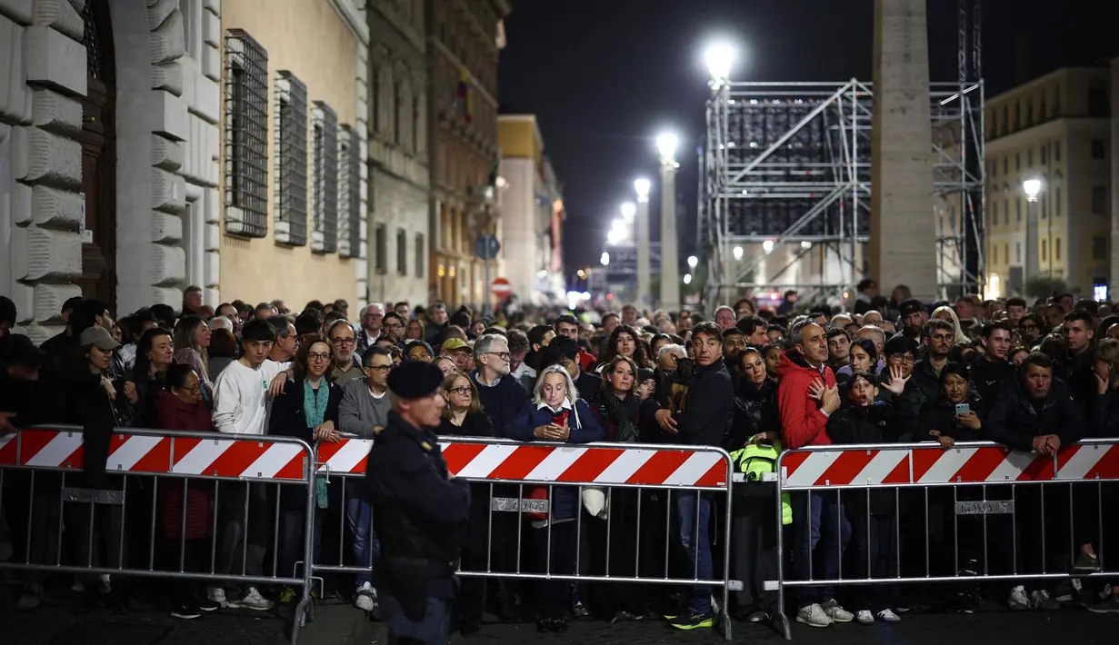 Saat ini, jenazah Paus Fransiskus masih disemayamkan di Basilika Santo Petrus untuk ziarah publik. (HENRY NICHOLLS/AFP)
