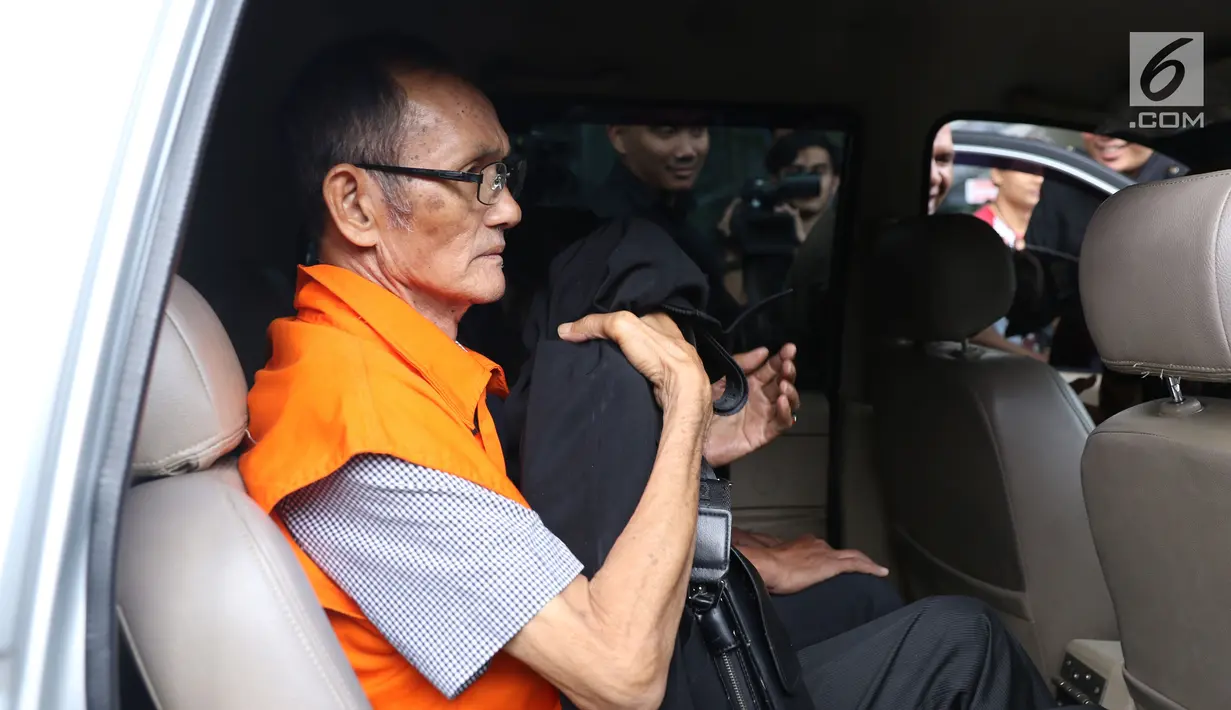 Mantan anggota DPRD Sumut 2009-2014, Elezaro Duha duduk di mobil tahanan usai menjalani pemeriksaan di Gedung KPK, Jakarta, Selasa (7/8). Elezaro Duha, tersangka penerima suap persetujuan LPJ Pemprov Sumut TA 2012-2014. (Liputan6.com/Helmi Fithriansyah)