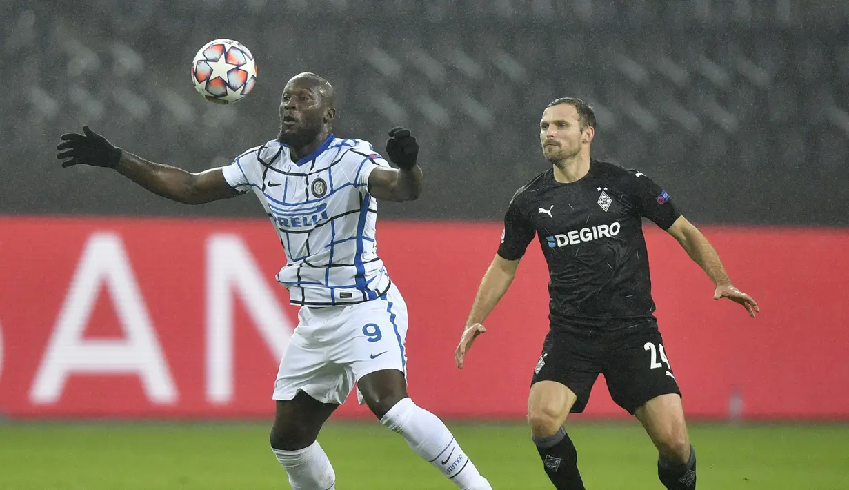 Striker Inter Milan, Romelu Lukaku, mengontrol bola saat melawan Borussia Moenchengladbach pada laga Liga Champions di Stadion Borussia Park, Rabu (2/12/2020). Inter Milan menang dengan skor 3-2. (AP/Martin Meissner)