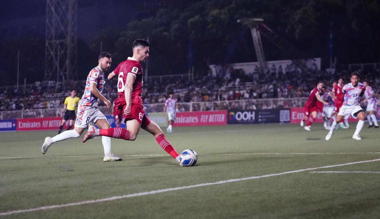 Pemain Timnas Indonesia, Sandy Walsh (kanan) berusaha melepaskan umpan ke depan gawang Filipina pada laga matchday kedua Grup F putaran kedua Kualifikasi Piala Dunia 2026 Zona Asia di Rizal Memorial Stadium, Manila, Selasa (21/11/2023) malam WIB. (Dok. PSSI)