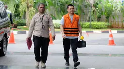 Anggota Komisi XI DPR RI FPG Aditya Anugrah Moha berjalan memasuki Gedung KPK, Jakarta, Selasa (10/10). Sebelumnya, Aditya ditangkap tangan petugas KPK bersama Ketua Pengadilan Tinggi Manado, Sudiwardono. (Liputan6.com/Helmi Fithriansyah)