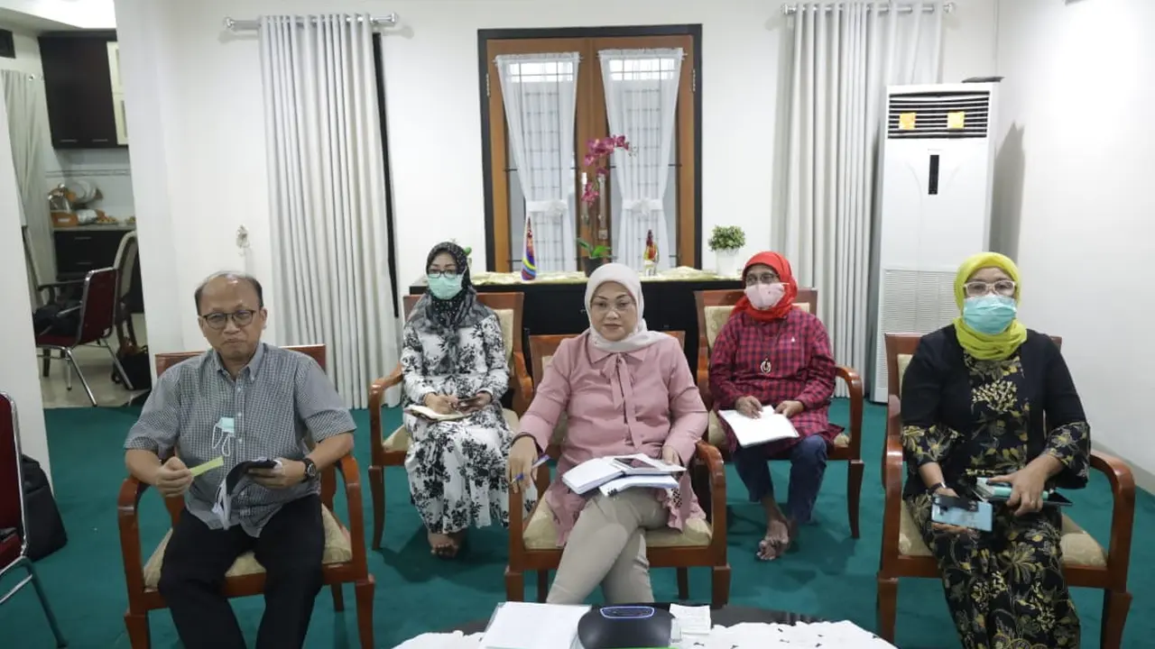 Menaker Ida Fauziyah menggelar dialog dengan Forum Rektor Indonesia (FRI) mengenai subtansi RUU Cipta Kerja.