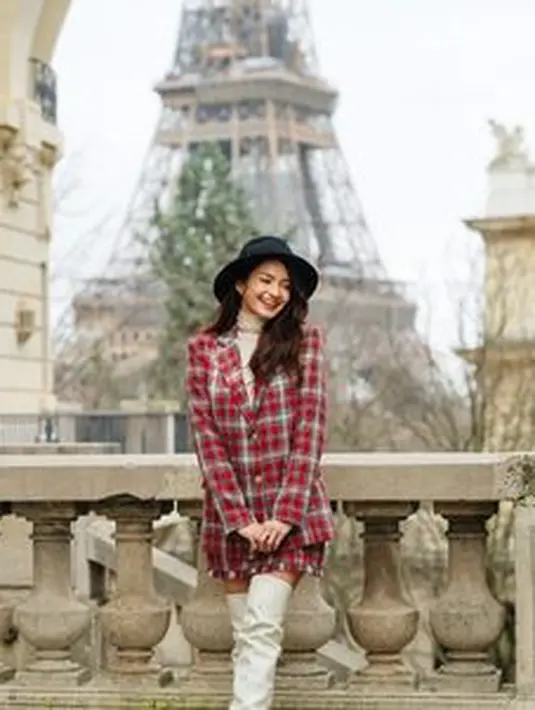 Enzy Storia menyalurkan gaya Parisian dengan setelan blazer dan rok mini motif plaid.[@enzystoria]
