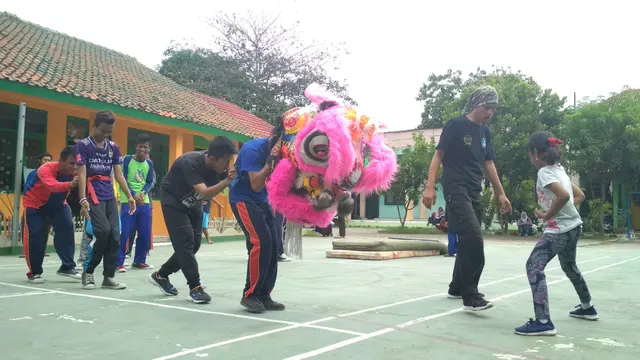 Melihat Kesiapan Siswa SLB Latihan Barongsai Jelang Imlek di Cirebon