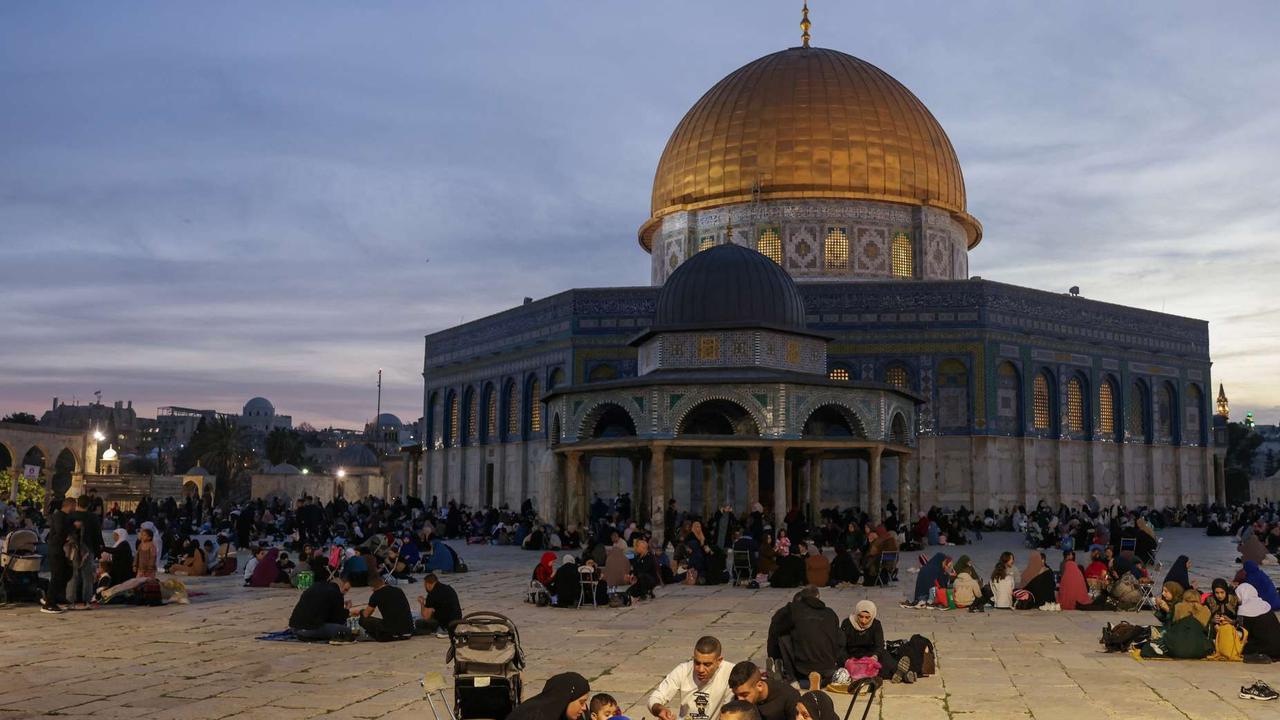 Buka puasa bersama di kompleks Masjid Al Aqsa