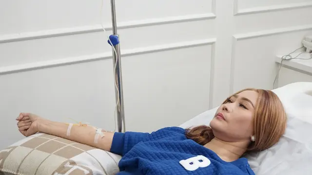 Inul Daratista saat menjalani treatment level up bersama dokter Tan Yuanita (ist)