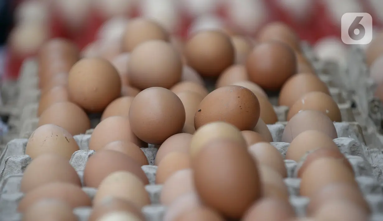Telur dijual di pinggir jalan kasawan Perumahan Nusa Indah, Tangerang Selatan, Banten, Jumat (22/5/2020). Harga telur warna cokelat Rp 22 ribu per kilogram, sedangkan telur warna putih Rp 20 ribu per kilogram. (merdeka.com/Dwi Narwoko)