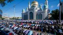 Sejumlah muslim Rusia melaksanakan salat Idul Fitri di luar masjid di pusat kota Moskow, Selasa (5/7). Perayaan Idul Fitri 1437 H di Rusia jatuh pada hari ini. (Alexander UTKIN/AFP)