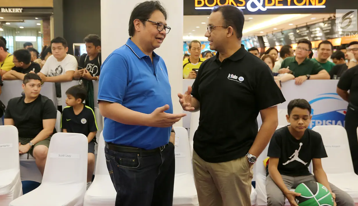 Gubernur DKI Jakarta Anies Baswedan berbincang dengan Ketum Partai Golkar sekaligus Menteri Perindustrian Airlangga Hartarto di Pluit Village Mall, Jakarta, Minggu (29/7). Mereka hadir pada acara National Training Camp Jr NBA. (Liputan6.com/Fery Pradolo)