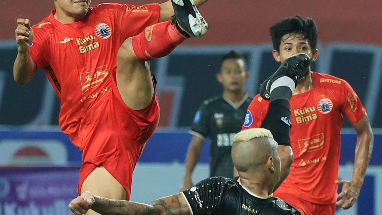 Hingga pada menit ke-42 Bhayangkara memperoleh peluang bagus. Sani Rizki mengecoh satu bek Persija dan mendapat kans menembak dari luar kotak penalti. Namun sayang tendangannya melebar jauh dari target.