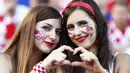 Fans Kroasia memberikan salam saat menantikan laga grup D antara Kroasia melawan Spanyol di Stadion de Bordeaux, Bordeaux, Prancis, (21/6/16). (REUTERS/Michael Dalder)