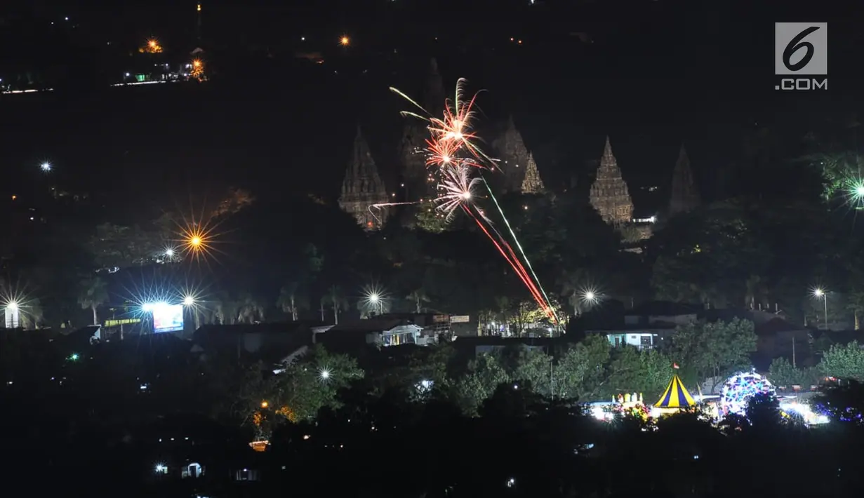 Pesta kembang api saat malam Tahun Baru 2019 di kawasan Candi Prambanan, Klaten, Yogyakarta, Selasa (1/1). Kembang api warna-warni memeriahkan datangnya Tahun Baru 2019. (Liputan6.com/Gholib)