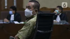 Tersangka perkara dugaan suap penghapusan nama terpidana perkara pengalihan hak tagih atau cessie Bank Bali dari daftar red notice Polri, Djoko Soegiarto Tjandra saat menjalani sidang pembacaan dakwaan di Pengadilan Tipikor Jakarta, Senin (2/11/2020). (Liputan6.com/Helmi Fithriansyah)