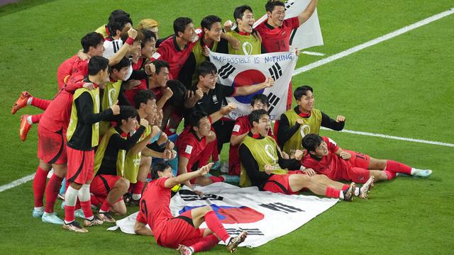 Timnas Korea Selatan merayakan kemenangan atas Portugal di Piala Dunia 2022. (AP Photo/Darko Bandic)