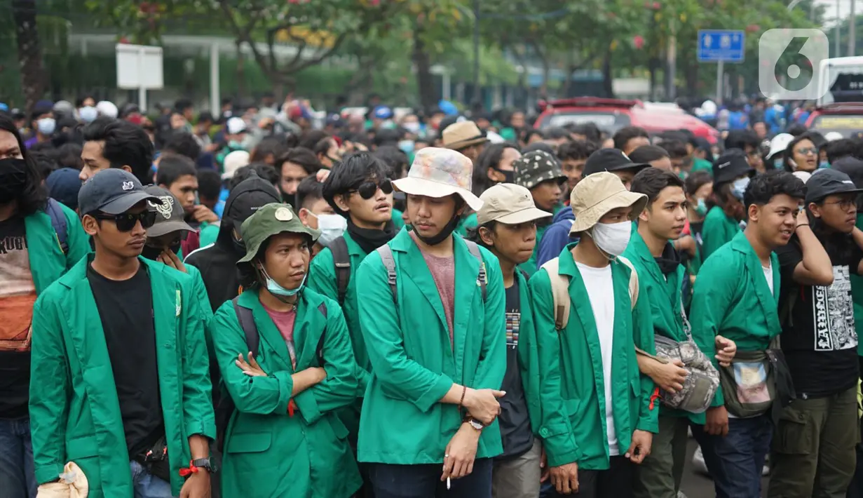Massa aksi yang terdiri dari mahasiswa, buruh serta pelajar berkumpul di sekitar Tugu Proklamasi, Jakarta, Kamis (8/10/2020). Massa aksi bersiap menggelar unjuk rasa di Istana Negara untuk mengajukan protes atas disahkannya RUU Omnibus Law Cipta Kerja (Ciptaker). (Liputan6.com/Immanuel Antonius)
