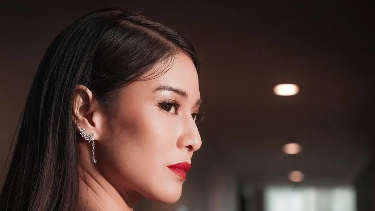 6 Potret Dian Sastro Selalu Cantik Paripurna saat Dipulas Lipstik Merah