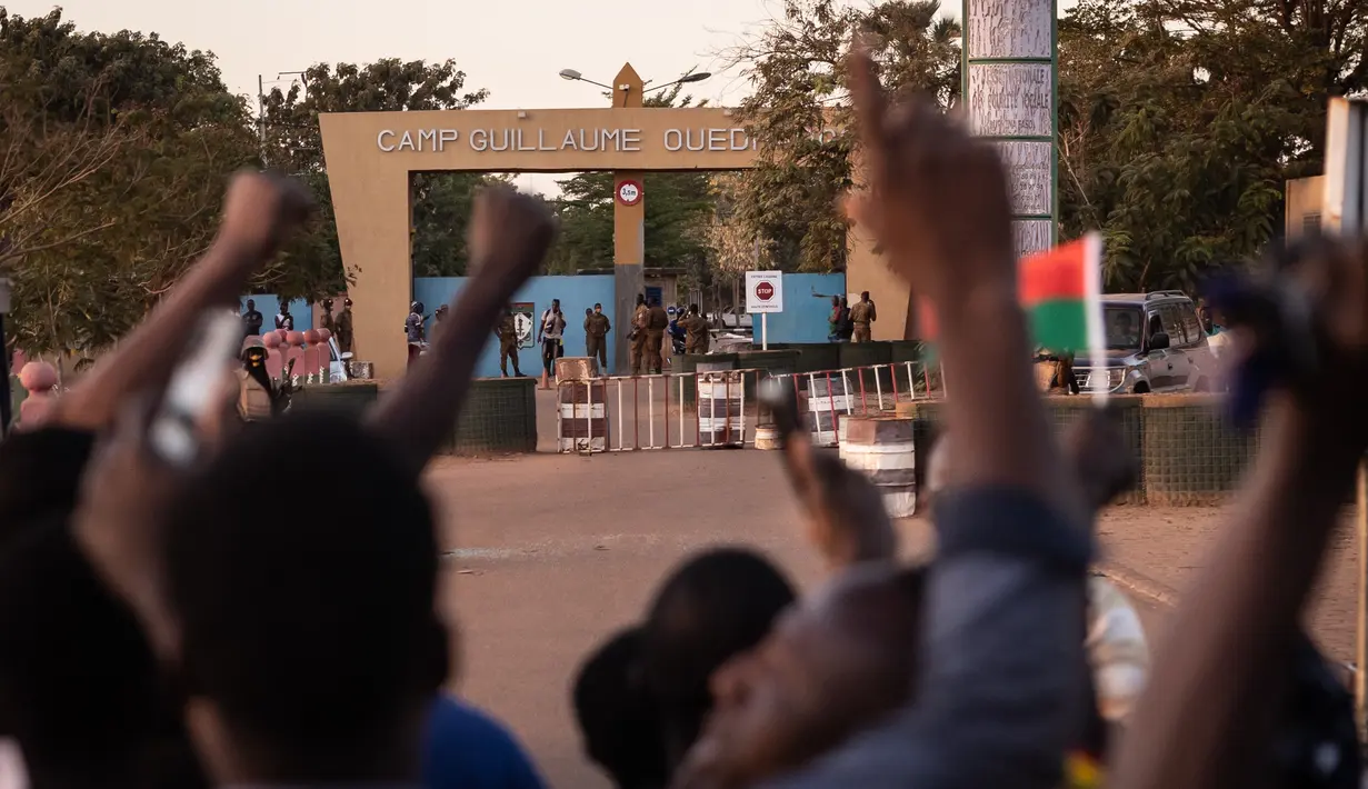 Orang-orang berkumpul di Nation square untuk merayakan dan mendukung militer Burkina Faso di Ouagadougou pada 24 Januari 2022. Kudeta ini pun didukung sebagian besar warga Burkina Faso yang sudah menggelar demo terhadap pemerintah sejak beberapa bulan terakhir. (OLYMPIA DE MAISMONT/AFP)