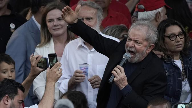 Mantan Presiden Brasil Luiz Inacio Lula da Silva berbicara kepada para pendukung setelah ia dibebaskan dari penjara di mana ia dipenjara atas tuduhan korupsi di Curitiba, Brasil (8/11/2019). (AP Photo/Leo Correa)