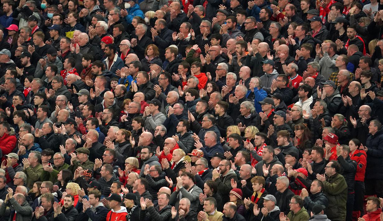Ketika laga memasuki menit ketujuh, puluhan ribu suporter Liverpool kompak menyanyikan lagu "You'll Never Walk Alone", lagu kebanggan para loyalis The Reds tersebut. (AP/Jon Super)