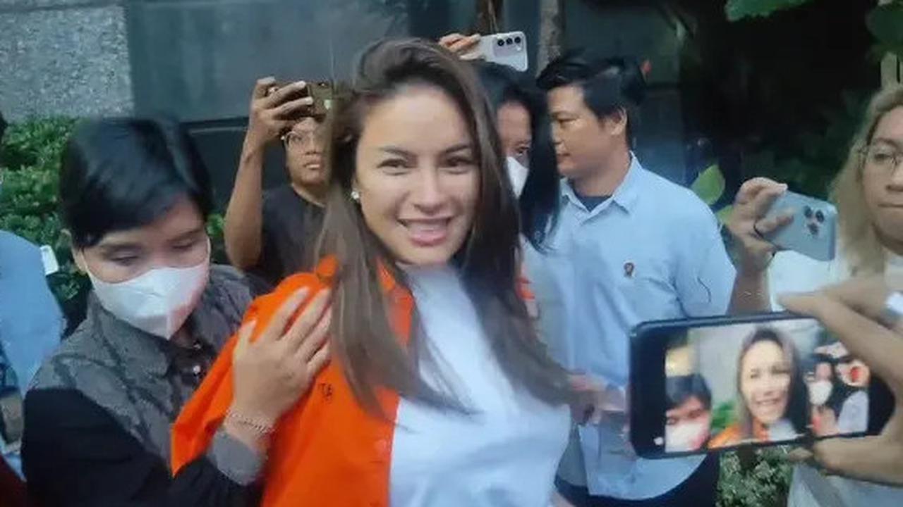 Tebar Senyum dan Tetap Glowing, Momen Nikita Mirzani Diserahkan ke Kejari Jaksel