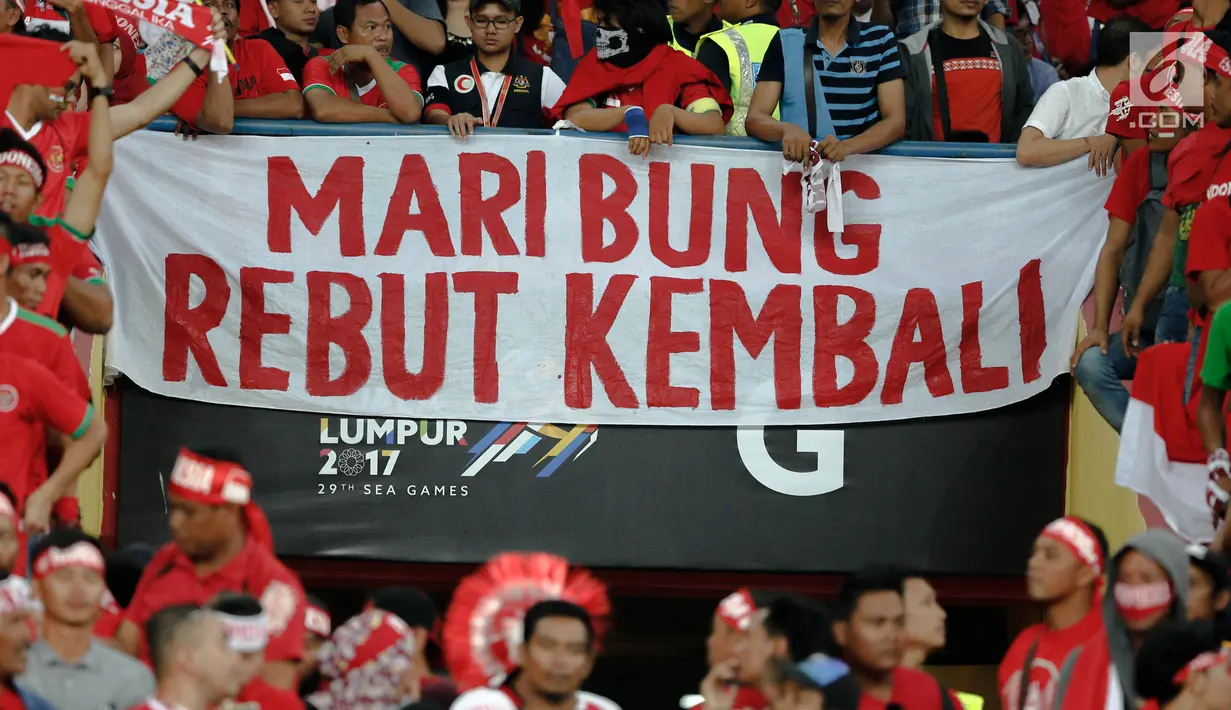 Suporter membentangkan spanduk saat Timnas U-22 Indonesia bertanding melawan Malaysia dalam laga semifinal Sea Games 2017 di Stadion Shah Alam, Malaysia, Sabtu (26/8). (Liputan6.com/Faizal Fanani)
