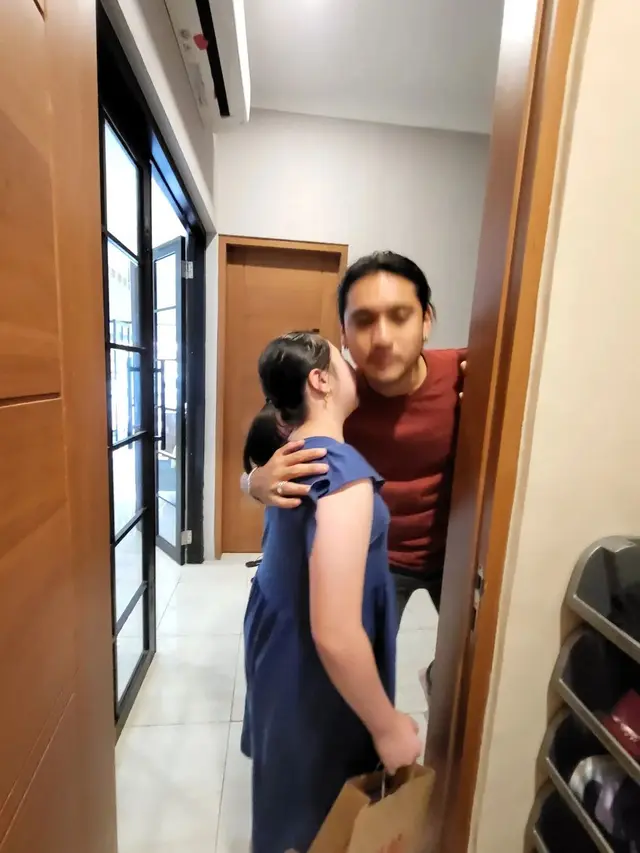Giorgino Abraham beri hadiah untuk putri Almarhum Hilman Hariwijaya (Foto: Instagram/@nessa.sadin)